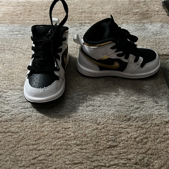 5C Jordan’s Mids - Picture 4 of 5